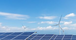 Fontes de energia renovável: na imagem, painéis fotovoltaicos e aerogeradores, que produzem energia eólica.