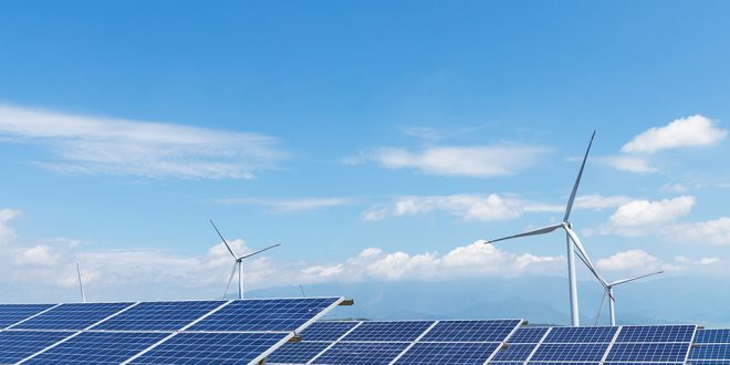 Fontes de energia renovável: na imagem, painéis fotovoltaicos e aerogeradores, que produzem energia eólica.